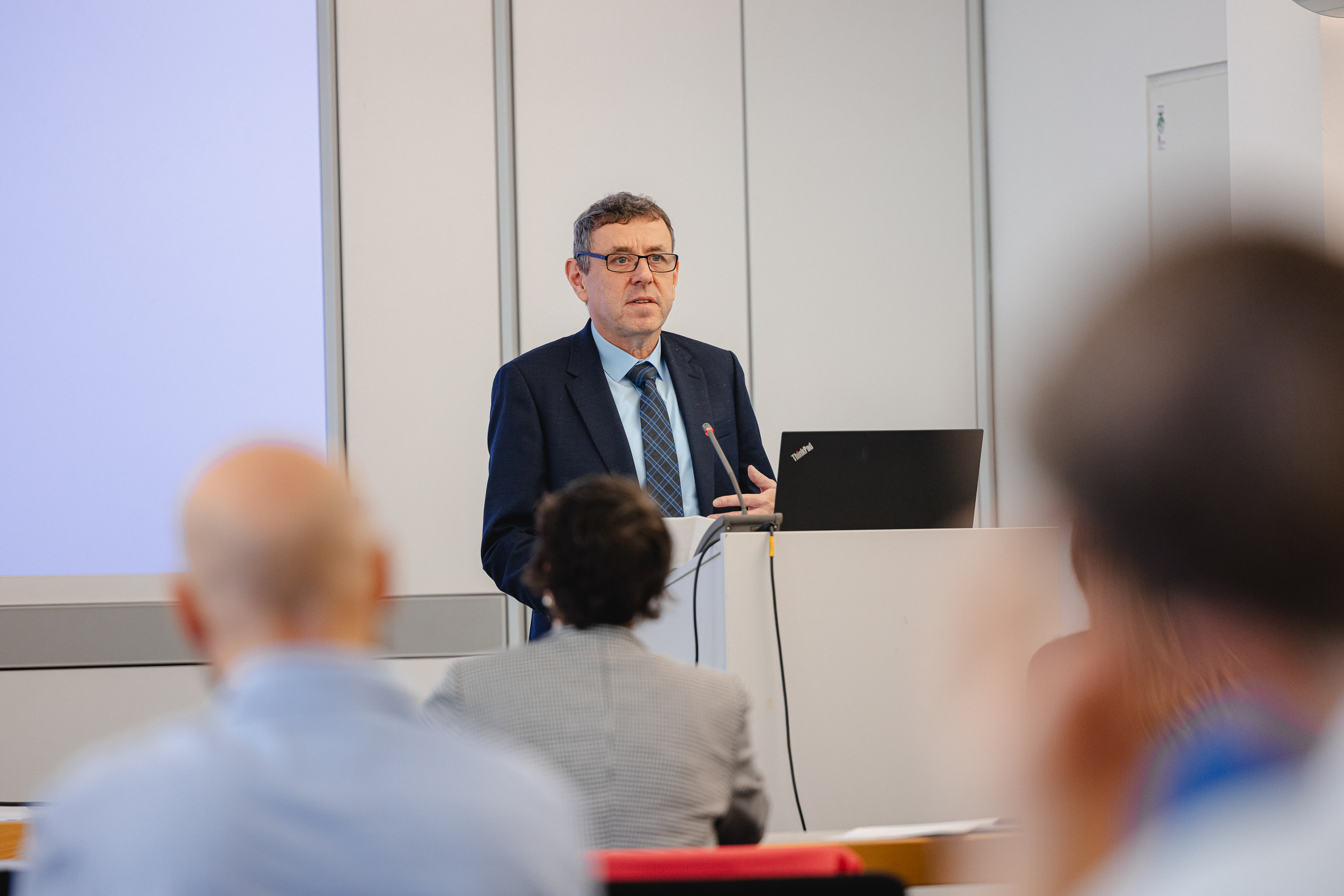 Univ.-Prof. Dr.-Ing. Manfred Bischoff eröffnet das Herbstsymposium